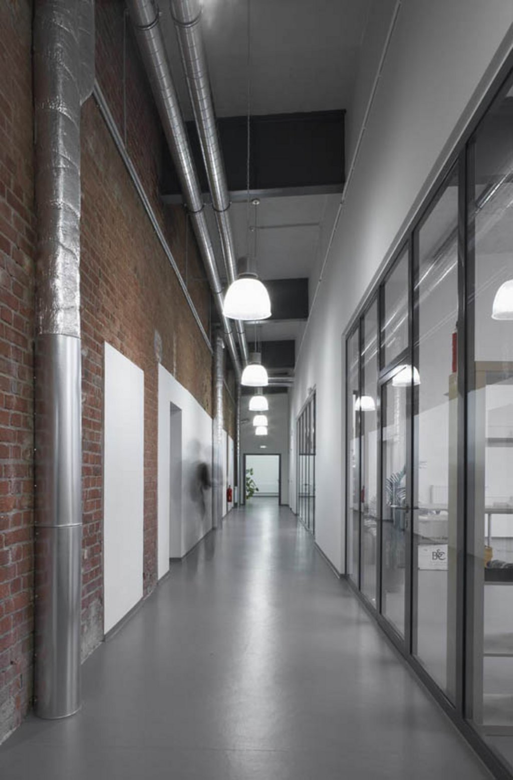 Große Glasflächen sorgen in den Verwaltungsbüros für Offenheit und Licht