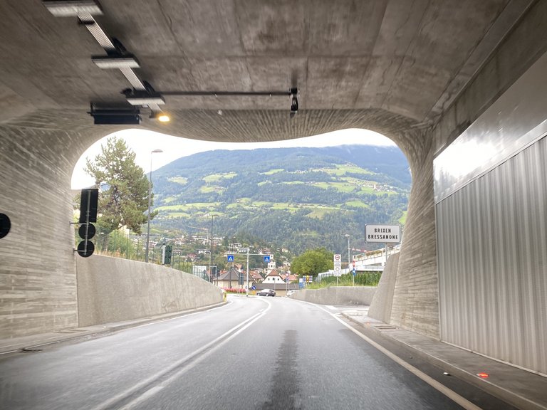 Tunnelportal am Ortseingang Brixen