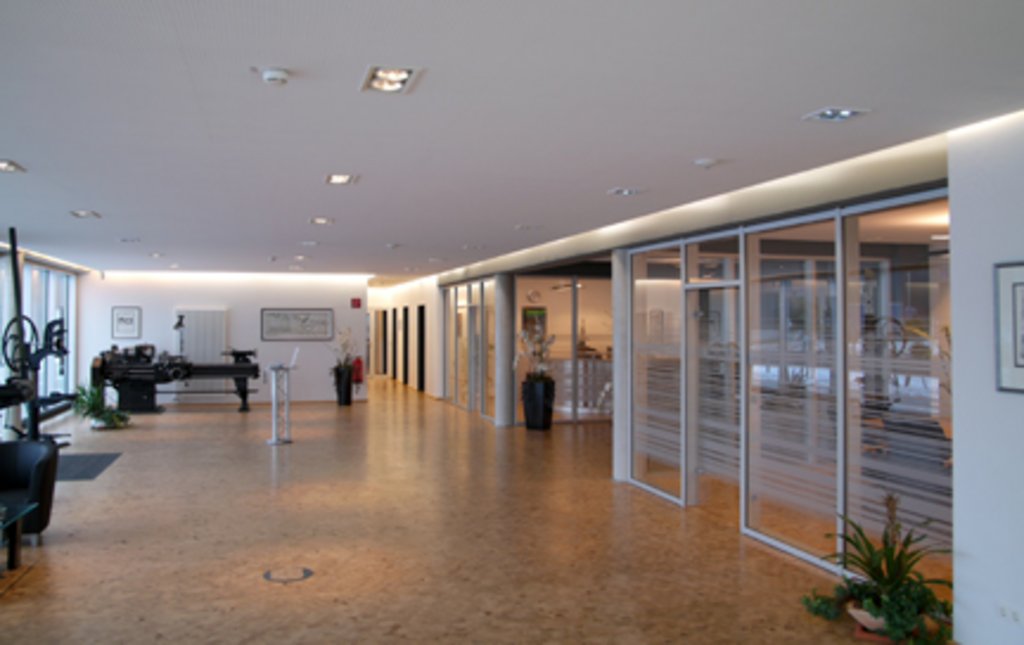 Foyer mit angrenzenden Präsentations- und Konferenzräumen