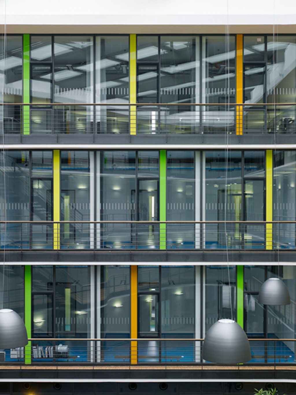 In jedem Regelgeschoss befinden sich zwei Laborcluster, die durch zwei Bürobereiche verbunden werden