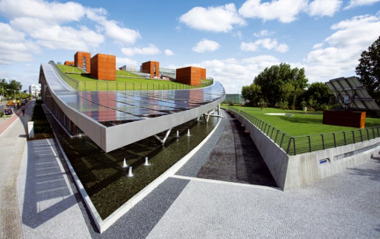 Für den Hersteller von Solarmodulen und solaren Kraftwerkssystemen wurde im Wissenschaftspark Adlershof ein energieoptimierter Bau erstellt