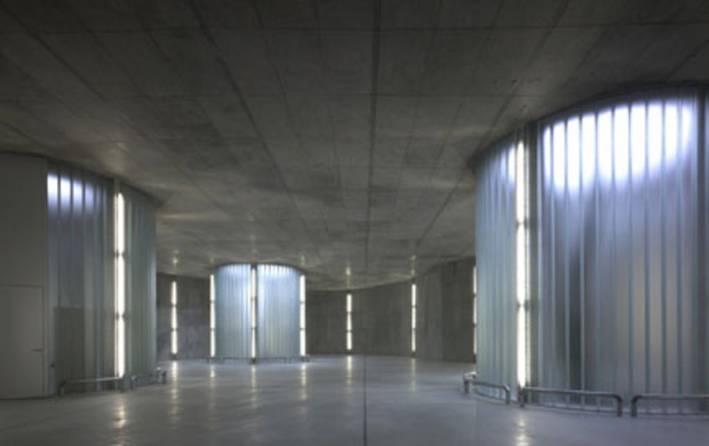 Das Innere der Halle mit zylindrischen Lichthöfen