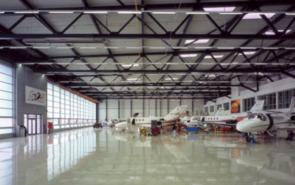 Mit einer freitragenden, einseitig aufgelegten Dachkonstruktion wurde die stützenfreie Fassade des Hangargebäudes umgesetzt