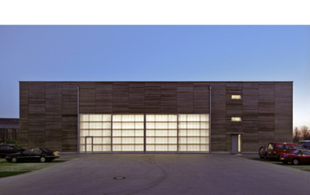 Das Gebäude ist überwiegend aus Holzbauteilen geplant und wird von zwei Betonwänden im Inneren ausgesteift