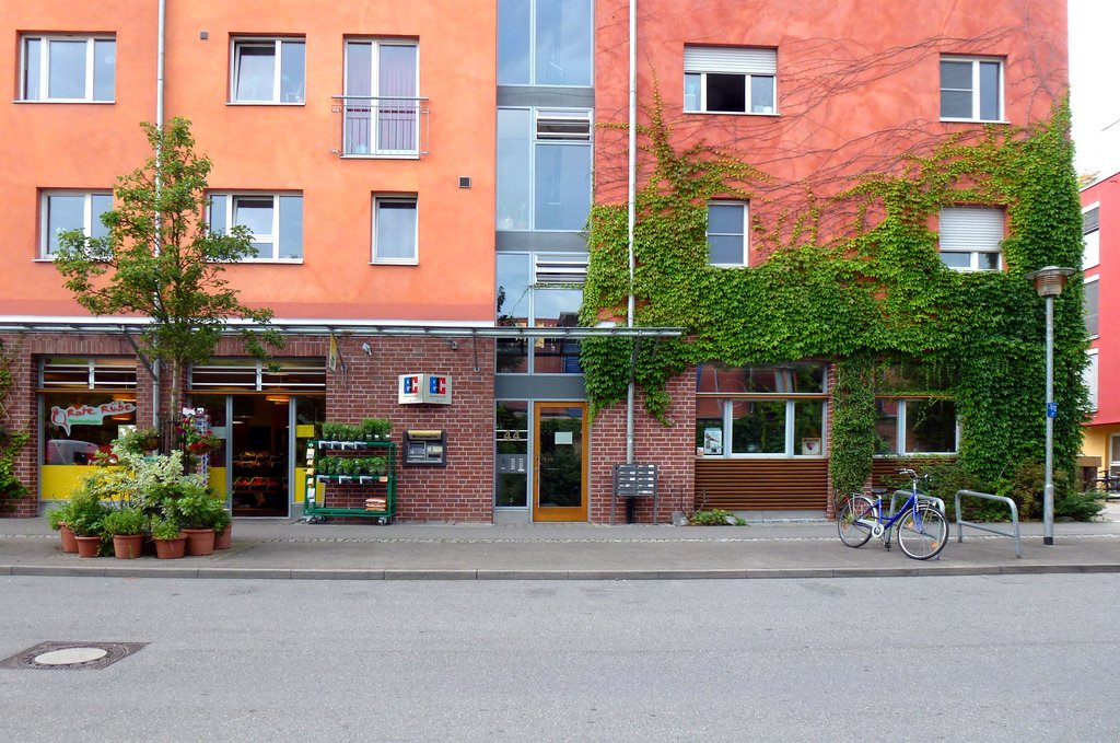 Gewerbliche Erdgeschosszone mit Wohnungen in den Obergeschossen © niversitätsstadt Tübingen