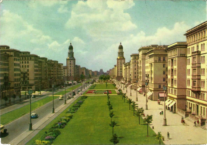 Die Stalinallee von Block G nach Westen, ca. 1957 (Postkarte)