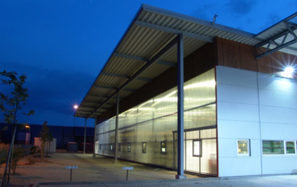 Die erste Produktionshalle mit transluzenter Fassade nach Süd-West