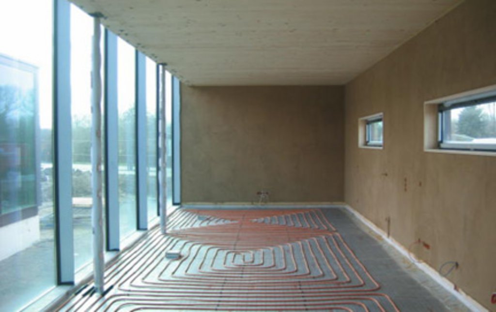 Die Holz-Massivwände sind mit Lehmputz bekleidet, Fußboden und Deckenflächen werden temperiert