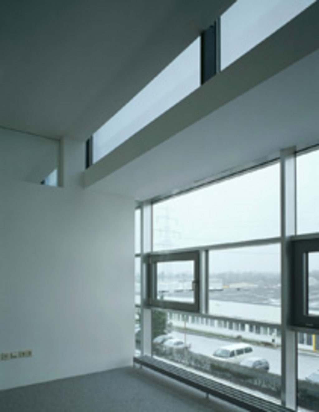 Im Obergeschoss erhalten die Büros viel natürliches Licht durch die vordere Glasfront