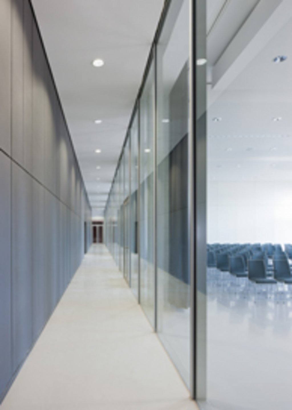 Die Konferenzräume können separat genutzt werden oder lassen sich zu einem großen Saal mit bis zu 350 Sitzplätzen zusammenschalten