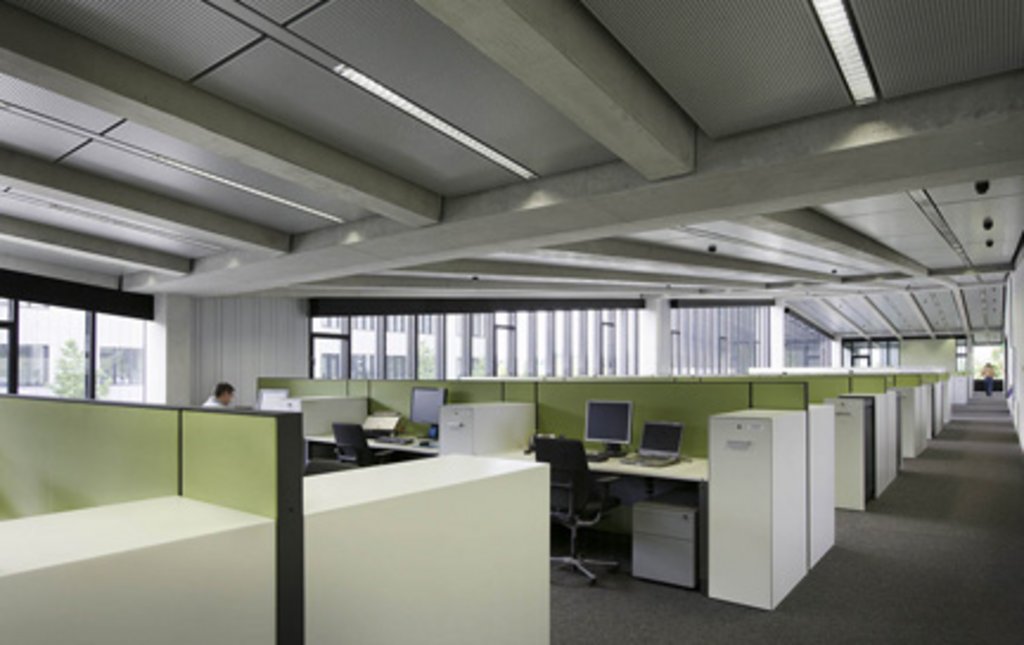 Ein maßgeschneidertes Büromöbelsystem gewährleistet maximale Flächeneffizienz, aber auch ausreichend Rückzug und Schallschutz